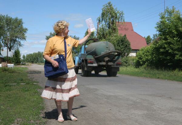 Người đưa thư nông thôn mang theo thư tín tại làng Borovoye khu vực Novosibirsk - Sputnik Việt Nam