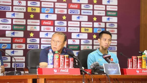 HLV Park Hang Seo từ chối trả lời về 2 cầu thủ cuối cùng bị loại trong danh sách.  - Sputnik Việt Nam