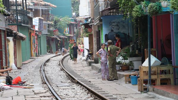 Lực lượng chức năng quận Hoàn Kiếm xử lý vi phạm khu vực cà phê đường tàu. - Sputnik Việt Nam
