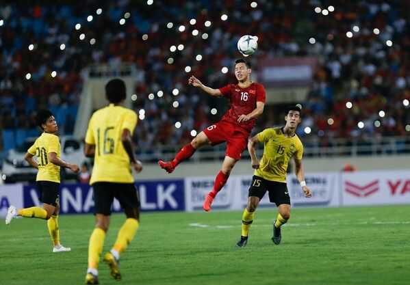 Vòng loại World Cup 2022 Việt Nam vs Malaysia: Pha tranh bóng trên không của Đỗ Hùng Dũng - Sputnik Việt Nam