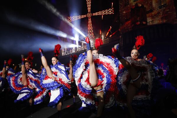 Nhóm vũ công Moulin Rouge trong lễ kỷ niệm 130 năm ngày khai trương quán rượu Pháp lâu đời nhất ở Paris - Sputnik Việt Nam