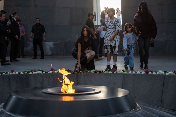 Kim Kardashian đặt hoa tại Ngọn lửa vĩnh cửu trong khu tưởng niệm các nạn nhân cuộc diệt chủng người Armenia năm 1915 ở Erevan - Sputnik Việt Nam