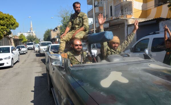Quân nhân trong chiếc xe ở biên giới Thổ Nhĩ Kỳ và Syria - Sputnik Việt Nam