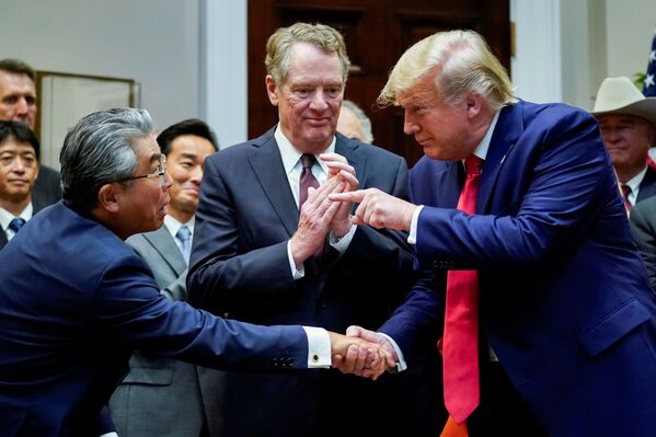 Tổng thống Hoa Kỳ Donald Trump bắt tay Đại sứ Nhật Bản tại Hoa Kỳ Shinsuke Sugiyama trước Đại diện Thương mại Hoa Kỳ Robert Lightheiser tại Nhà Trắng ở Washington - Sputnik Việt Nam