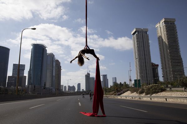 Diễn viên xiếc Israel biểu diễn trên đường cao tốc trong lễ hội Do Thái Yom Kippur ở Tel Aviv, Israel - Sputnik Việt Nam