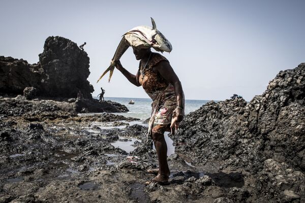 Người phụ nữ đội con cá đã mổ ruột trên đầu, làng Porto Mosquito, Cape Verde - Sputnik Việt Nam
