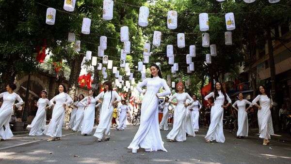Nằm trong chuỗi hoạt động kỷ niệm 65 năm Ngày giải phóng Thủ đô và 20 năm Hà Nội được UNESCO vinh danh “Thành phố vì hòa bình”, sáng 6/10/2019, tại không gian phố bích hoạ Phùng Hưng diễn ra chương trình Âm nhạc đường phố nhảy dân vũ Áo dài ơi” - Sputnik Việt Nam