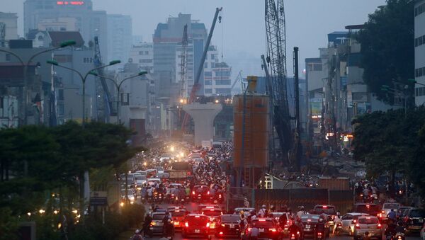 Các công trình giao thông đang xây dựng, tắc đường, khói thải từ các phương tiện xe máy, ô tô là các nguyên nhân chính gây ô nhiễm. - Sputnik Việt Nam