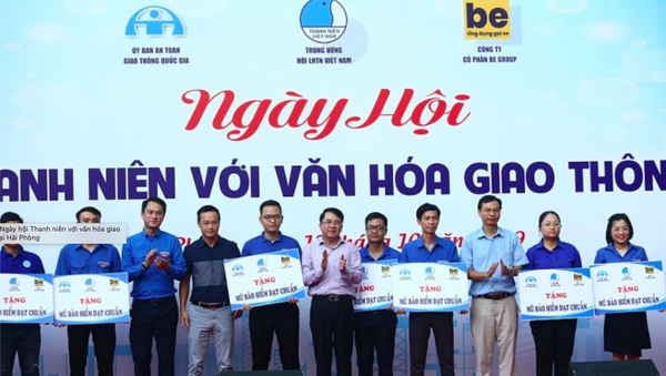 Các đồng chí lãnh đạo tặng quà và biển tượng trưng cho các mô hình: Thanh niên xung phong tham gia đảm bảo trật tự an toàn giao thông. - Sputnik Việt Nam
