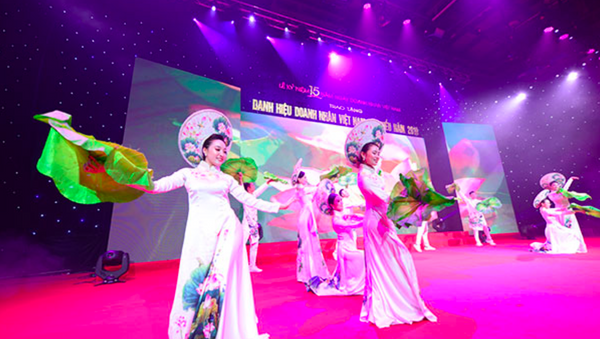 Tiết mục ca nhạc mở màn chương trình Trao tặng danh hiệu Doanh nhân Việt Nam tiêu biểu năm 2019. - Sputnik Việt Nam
