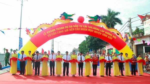 Các đại biểu cắt băng khánh thành tuyến đường đôi đẹp nhất huyện Vĩnh Bảo. - Sputnik Việt Nam
