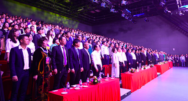 Thủ tướng Chính phủ Nguyễn Xuân Phúc phát biểu tại Lễ kỷ niệm 15 năm ngày Doanh nhân Việt Nam Thủ tướng Chính phủ Nguyễn Xuân Phúc phát biểu tại Lễ kỷ niệm 15 năm ngày Doanh nhân Việt Nam - Sputnik Việt Nam