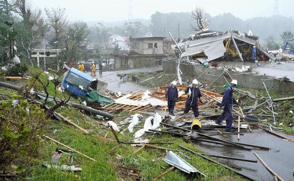 Nhà cửa, xe hơi và cột điện bị phá hủy bởi cơn bão Hagibis, Nhật Bản - Sputnik Việt Nam