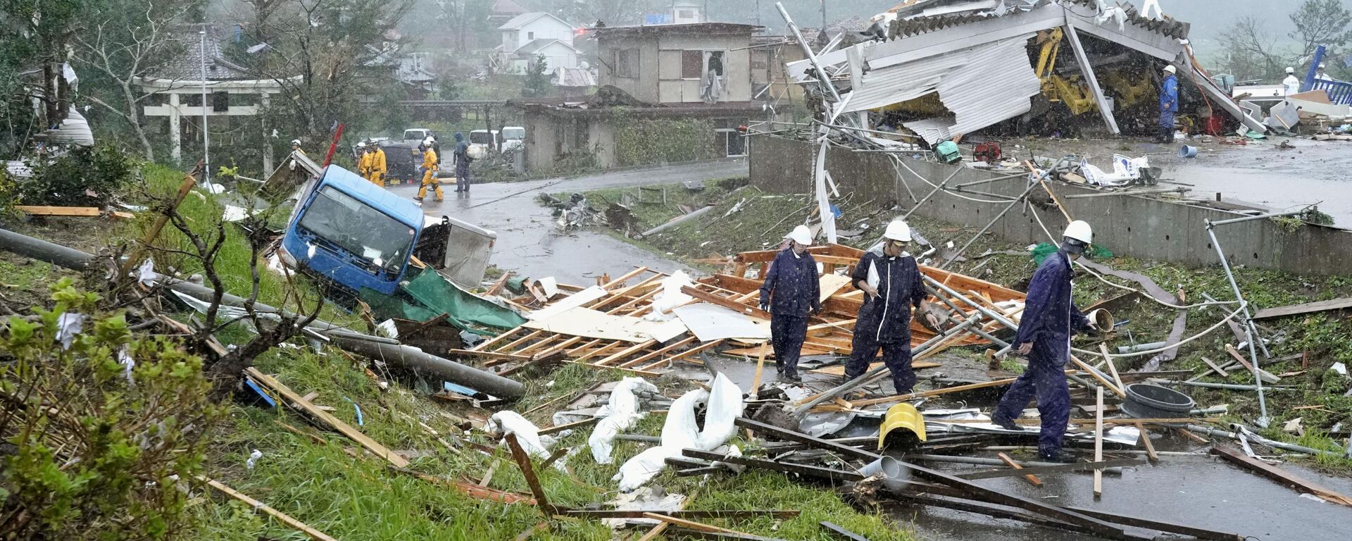 Nhà cửa, xe hơi và cột điện bị phá hủy bởi cơn bão Hagibis, Nhật Bản - Sputnik Việt Nam, 1920, 18.10.2019