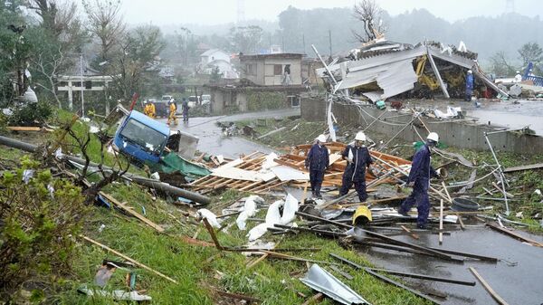Nhà cửa, xe hơi và cột điện bị phá hủy bởi cơn bão Hagibis, Nhật Bản - Sputnik Việt Nam