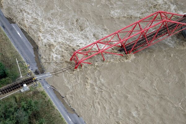 Cầu đường sắt trên sông Chikuma, Nhật Bản, bị phá hủy bởi cơn bão Hagibis - Sputnik Việt Nam
