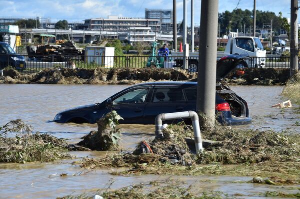 Xe hơi nằm trong vùng ngập nước do cơn bão Hagibis ở Higashi-Matsuyama, tỉnh Saitama, Nhật Bản - Sputnik Việt Nam