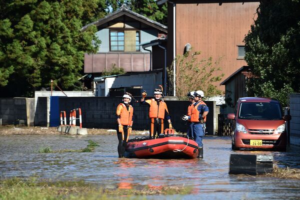 Lực lượng cứu hộ tại thành phố Kawago bị ngập lụt sau cơn bão Hagibis, tỉnh Saitama, Nhật Bản - Sputnik Việt Nam