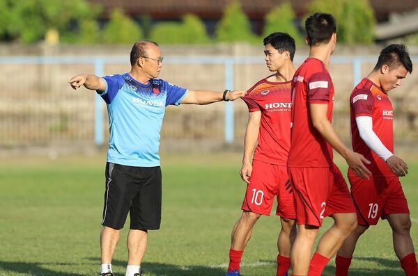 VFF và HLV Park ký kết hợp đồng mới VFF và HLV Park ký kết hợp đồng mới - Sputnik Việt Nam