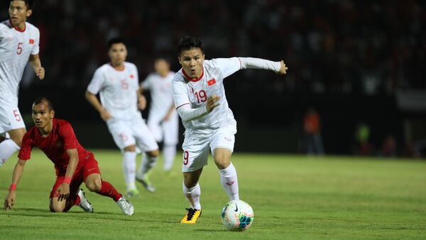 Cầu thủ Quang Hải luôn là nỗi nguy hiểm thường trực cho đội Indonesia.  - Sputnik Việt Nam