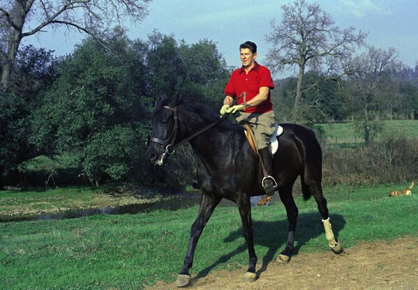 Thống đốc California Ronald Regan trên lưng ngựa tại trang trại của mình ở ngoại ô Auburn, California - Sputnik Việt Nam