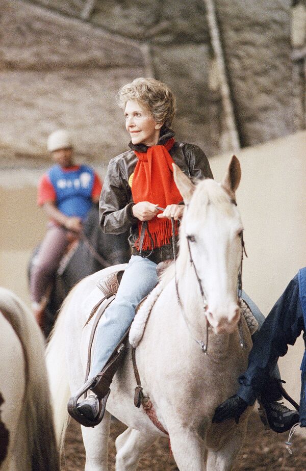 Cựu Đệ nhất phu nhân Mỹ Nancy Reagan cưỡi ngựa ở Washington - Sputnik Việt Nam