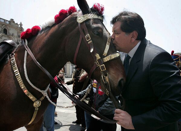 Tổng thống Peru Alan Garcia hôn con ngựa trong cung chính phủ ở Lima - Sputnik Việt Nam
