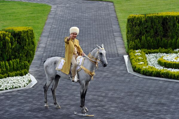 Tổng thống Turkmenistan Gurbanguly Berdimuhamedov cưỡi con ngựa Akhal-Teke tham gia Ngày Tuấn mã ở Ashgabat - Sputnik Việt Nam