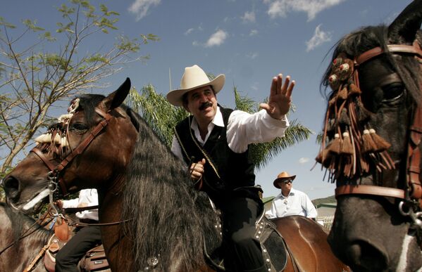 Tổng thống Honduras, ông Manuel Zelaya cưỡi ngựa trong cuộc diễu hành truyền thống vinh danh ông ở Palmares, Tây Bắc thủ đô San Jose, Costa Rica - Sputnik Việt Nam