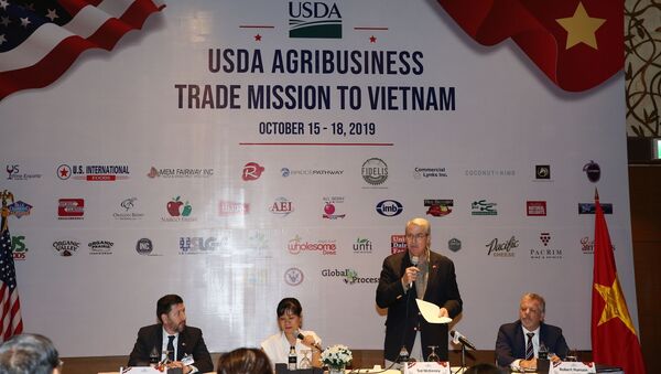 Thứ trưởng Bộ Nông nghiệp Mỹ Ted McKinney phát biểu tại buổi họp báo. - Sputnik Việt Nam