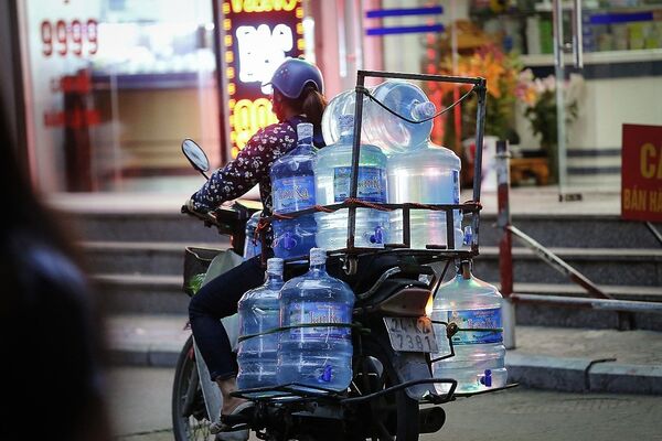 Chiều tối 15/10/2019, người dân tại các tòa nhà KĐT Linh Đàm (Hoàng Mai, Hà Nội) vẫn phải gọi xe téc cung cấp nước sạch dịch vụ, do nguồn nước sạch sông Đà có mùi và màu khác lạ - Sputnik Việt Nam