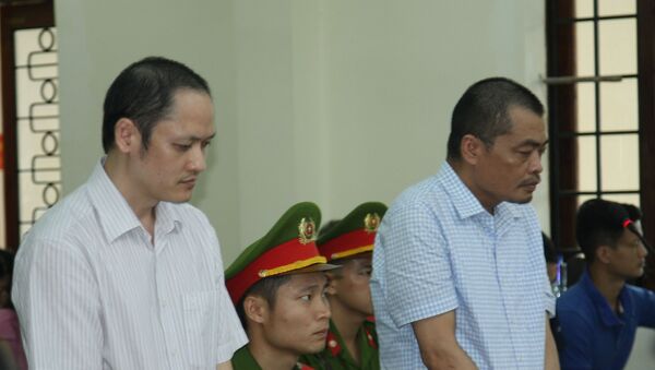 Bị cáo Vũ Trọng Lương (phía ngoài) và bị cáo Nguyễn Thanh Hoài tại phiên xét xử chiều 17/10 - Sputnik Việt Nam