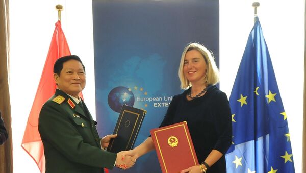 Đại tướng, Bộ trưởng Quốc phòng Ngô Xuân Lịch và bà Federica Moreghini, Phó chủ tịch Ủy ban châu Âu ký Hiệp định FPA.  - Sputnik Việt Nam