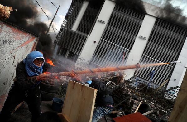 Người biểu tình bắn súng tự chế trong cuộc biểu tình ở Quito, Ecuador - Sputnik Việt Nam