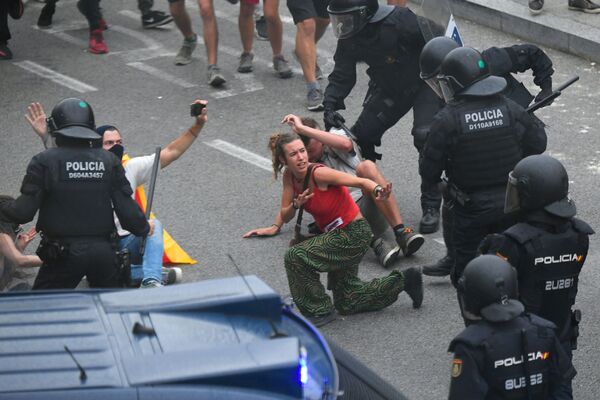 Đụng độ giữa người biểu tình và cảnh sát Tây Ban Nha gần sân bay El Prat ở Barcelona - Sputnik Việt Nam