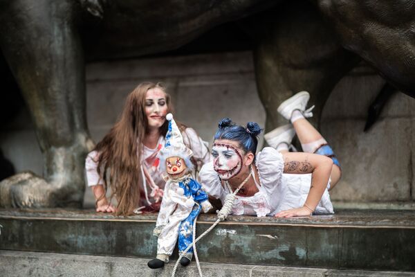 Các cô gái mặc trang phục zombie tham gia sự kiện Zombie Walk ở Paris, Pháp. - Sputnik Việt Nam