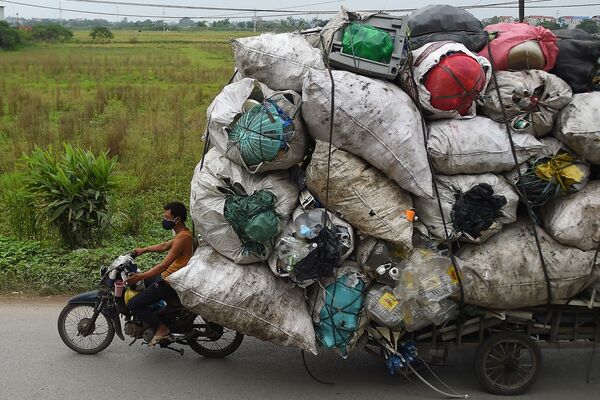 Người đi xe máy chở rác thải nhựa đến nơi tái chế, Hà Nội, Việt Nam - Sputnik Việt Nam