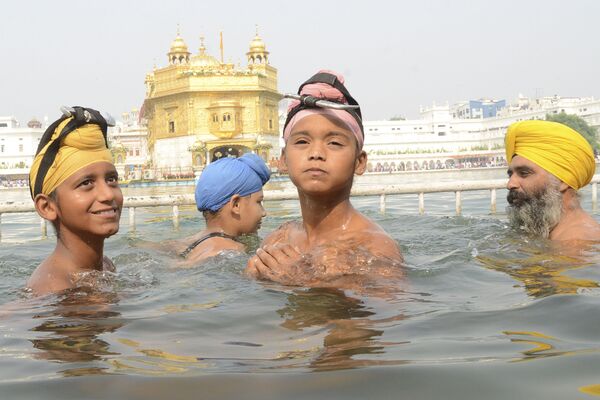 Người theo đạo Sikh tắm trong ao Đền Vàng ở Amritsar - Sputnik Việt Nam