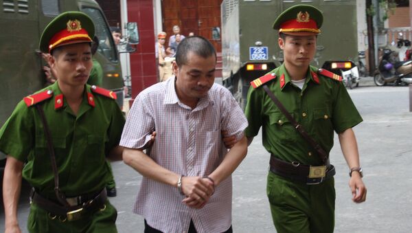 Cảnh sát dẫn giải bị cáo Nguyễn Thanh Hoài đến tòa. - Sputnik Việt Nam