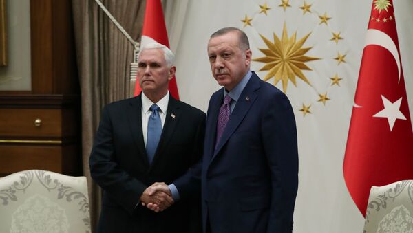 Tổng thống Erdogan và Phó Tổng thống Hoa Kỳ Mike Pence. - Sputnik Việt Nam