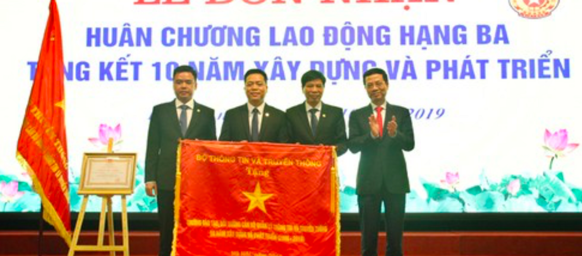 Bộ trưởng Nguyễn Mạnh Hùng trao tặng trướng lưu niệm 10 năm xây dựng và phát triển cho Trường Đào tạo, Bồi dưỡng cán bộ TT&TT. - Sputnik Việt Nam, 1920, 19.10.2019