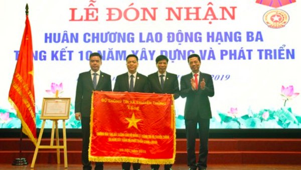 Bộ trưởng Nguyễn Mạnh Hùng trao tặng trướng lưu niệm 10 năm xây dựng và phát triển cho Trường Đào tạo, Bồi dưỡng cán bộ TT&TT. - Sputnik Việt Nam
