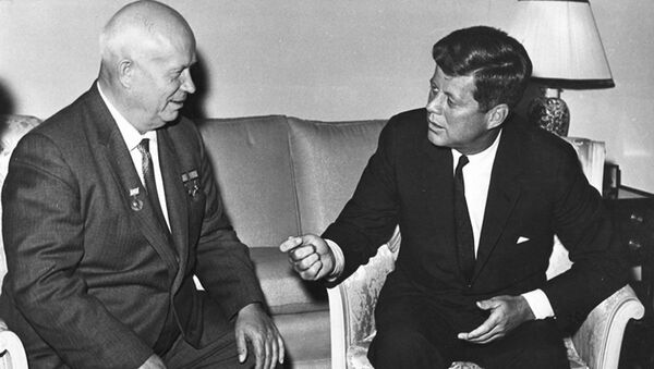 Tổng thống Hoa Kỳ thứ 35 John F. Kennedy và người đứng đầu Liên Xô Nikita Khrushchev - Sputnik Việt Nam