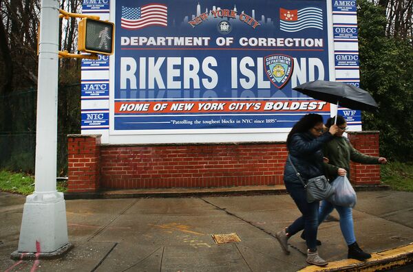 Poster ở lối vào đảo Rikers, nơi có nhà giam hình sự lớn nhất thế giới, Hoa Kỳ - Sputnik Việt Nam