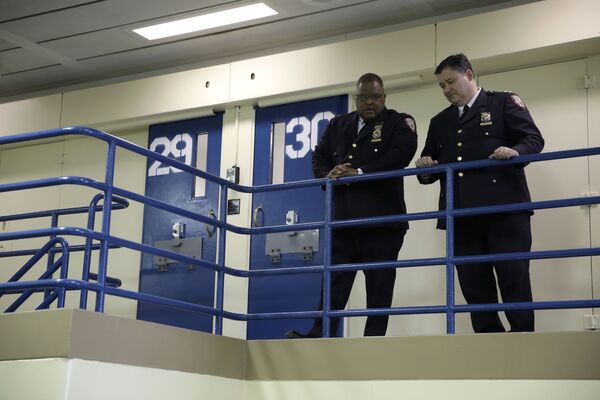 Nhân viên đang chờ họp báo tại nhà tù Rikers Island ở ngoại ô New York, Hoa Kỳ - Sputnik Việt Nam