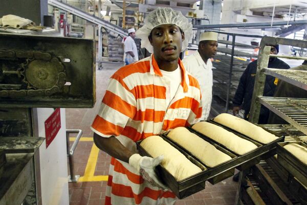 Tù nhân Nikos Alexis tại lò nướng bánh của nhà tù Rikers Island lớn nhất thế giới  - Sputnik Việt Nam