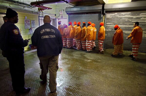 Nhóm tù nhân rời khỏi lò bánh trong nhà tù Rikers Island lớn nhất thế giới sau ca làm việc buổi sáng - Sputnik Việt Nam