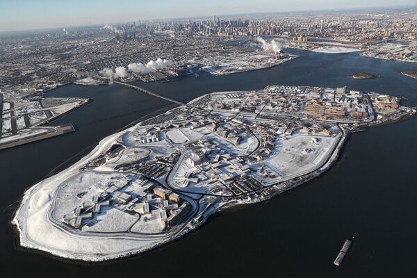 Quang cảnh nhà tù Rikers Island dưới lớp tuyết phủ ở khu vực Bronx của New York - Sputnik Việt Nam