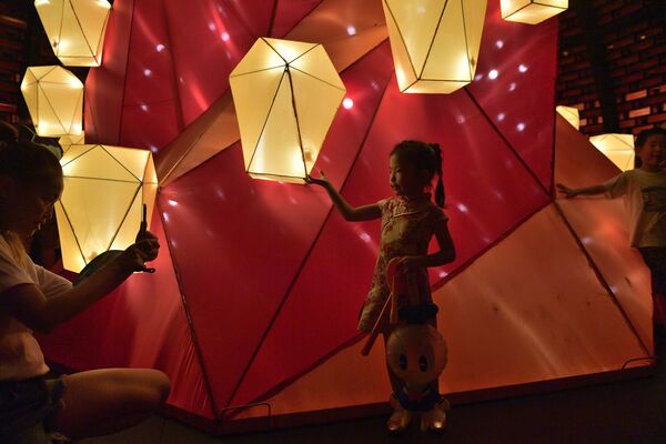 Bé gái trong lễ hội mùa thu Hồng Kông - Sputnik Việt Nam
