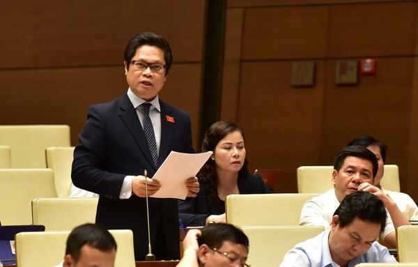 Đại biểu Quốc hội bật khóc khi tranh luận về tăng giờ làm thêm Đại biểu Quốc hội bật khóc khi tranh luận về tăng giờ làm thêm - Sputnik Việt Nam